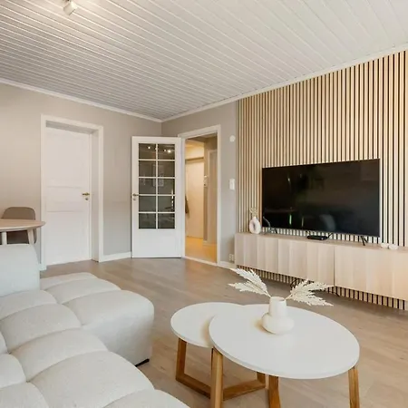 With 2 Bedrooms And Balcony Апартаменти