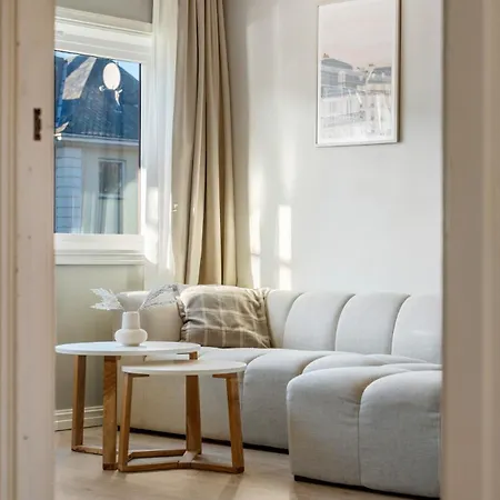 With 2 Bedrooms And Balcony 卑爾根