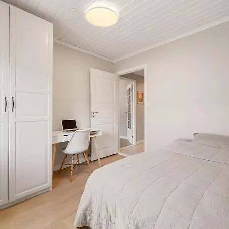 With 2 Bedrooms And Balcony Apartament Bergen